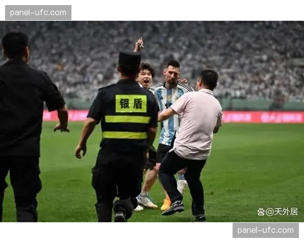 争议:球迷冲入场内与球员庆祝,俱乐部罚款与安保漏洞讨论。 争议:球迷冲入场内与球员庆祝,俱乐部罚款与安保漏洞讨论。