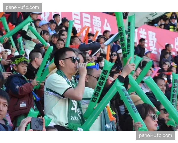 球迷看台现标语：“拒绝过度数据分析，还我足球激情”，抗议球队过于功利的战术