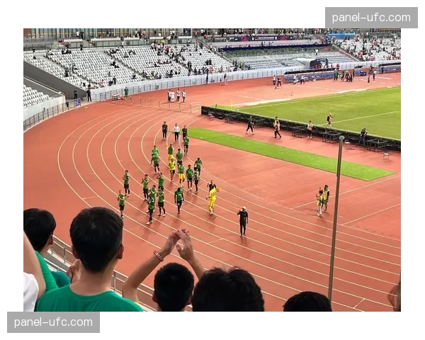 中超俱乐部开放日，数千名小球迷走进训练基地参观