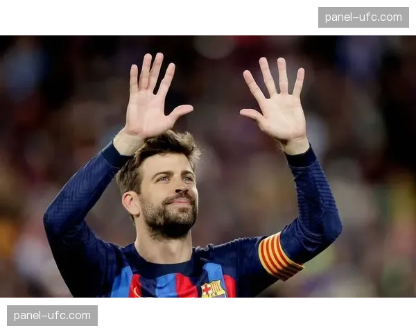 特写:在诺坎普的媒体混合采访区,全球数十家持权转播商依次进行赛后连线报道 特写:在诺坎普的媒体混合采访区,全球数十家持权转播商依次进行赛后连线报道