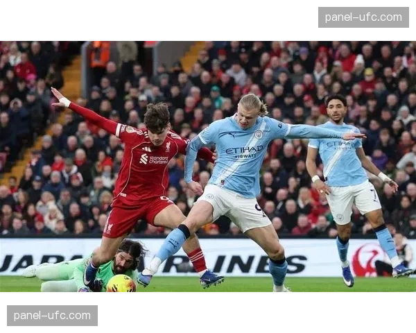 实时记录:森林队利用两次长传迅速通过中场,规避与利物浦的中场控球缠斗