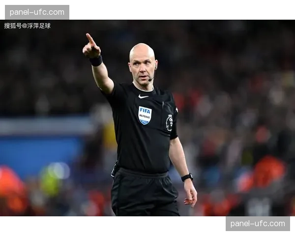 特写：争议判罚！进攻犯规还是合法对抗？VAR回放引发双方教练激烈抗议