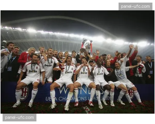 争四白热化：米兰尤文球迷竟齐呼-国米加油-，意甲罕见一幕背后的利益考量